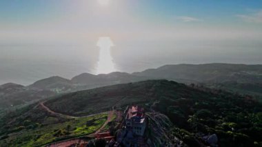 Portekiz 'deki Sintra Cascais Doğal Parkı' ndaki uçurumun tepesinde Peninha Sığınağı 'nı çevreleyen insansız hava aracı. Yüksek kalite 4k görüntü