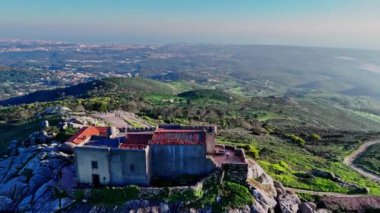 Portekiz 'deki Sintra Cascais Doğal Parkı' ndaki uçurumun tepesinde Peninha Sığınağı 'nı çevreleyen insansız hava aracı. Yüksek kalite 4k görüntü