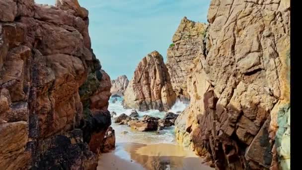 在悬崖峭壁之间向海滨飞去 葡萄牙Sintra Cascais自然公园Praia Ursa海滩 高质量的4K镜头 — 图库视频影像
