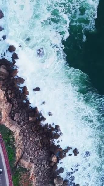 Luchtdrone Beelden Van Rotskust Aan Zee Cascais Stad Bij Zonsondergang — Stockvideo