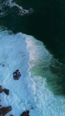 Atlantik Okyanusu 'ndaki kayalık kıyıların insansız hava aracı görüntüleri. Boca do inferno, Portekiz. Yüksek kaliteli FullHD görüntüler