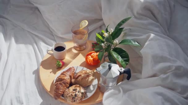 Espresso Mandariinit Mansikka Lasi Vettä Croissant Leivonnaiset Keskikokoinen Sulkea Kameran — kuvapankkivideo