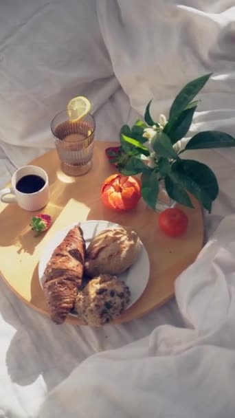 Frühstück Auf Einem Holztablett Bett Mit Weißer Bettwäsche Einem Sonnigen — Stockvideo