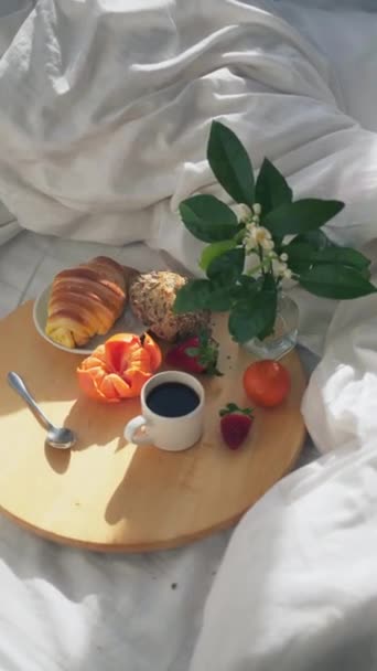 Πρωινό Ξύλινο Δίσκο Στο Κρεβάτι Λευκά Λινά Ένα Ηλιόλουστο Πρωινό — Αρχείο Βίντεο