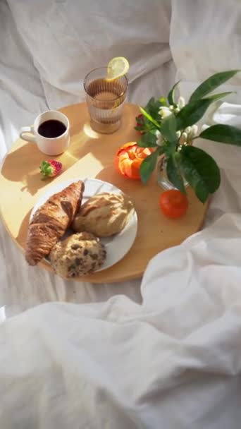 Frühstück Auf Einem Holztablett Bett Mit Weißer Bettwäsche Einem Sonnigen — Stockvideo