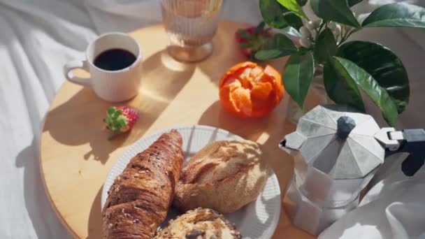 Espresso Mandarinky Jahody Sklenice Vody Croissant Pečivo Zavřít Střední Snímkovou — Stock video