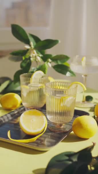 Szemüveg Vízzel Citrommal Frissítő Egészséges Italok Asztalon Citrommal Virágokkal Díszítve — Stock videók