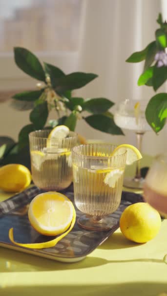 Limonlu Bardaklar Güneşli Bir Günde Limon Çiçeklerle Süslenmiş Bir Masada — Stok video