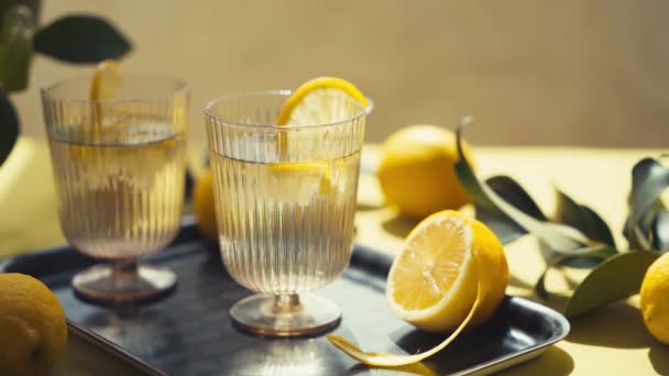Glasögon Med Vatten Och Citron Uppfriskande Hälsosamma Drycker Ett Bord — Stockvideo