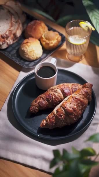 欧陆早餐 有夏日的活力 顶部视图倾斜运动 高质量的4K镜头 — 图库视频影像