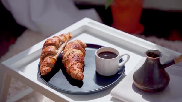 Turkse Koffie Croissants Een Zwarte Plaat Gezet Een Wit Dienblad — Stockvideo