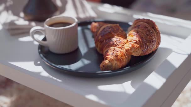 Beyaz Tepsi Manzaralı Continental Kahvaltı Yüksek Kalite Görüntü — Stok video
