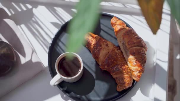 Franska Bakverk Och Turkiskt Kaffe Gjort Cezve Högkvalitativa Bilder — Stockvideo