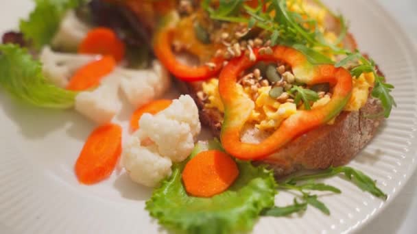 Zbliżenie Tosty Śniadaniowego Jajecznicą Papryką Rukolą Marynowanym Kalafiorem Marchewką Wysokiej — Wideo stockowe