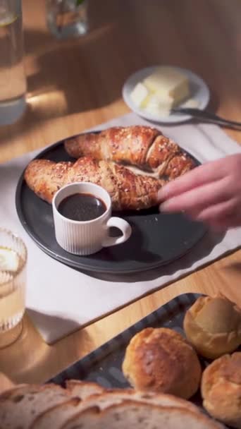 Continentaal Ontbijt Met Zomerse Sfeer Hoge Kwaliteit Beeldmateriaal Panning Camera — Stockvideo