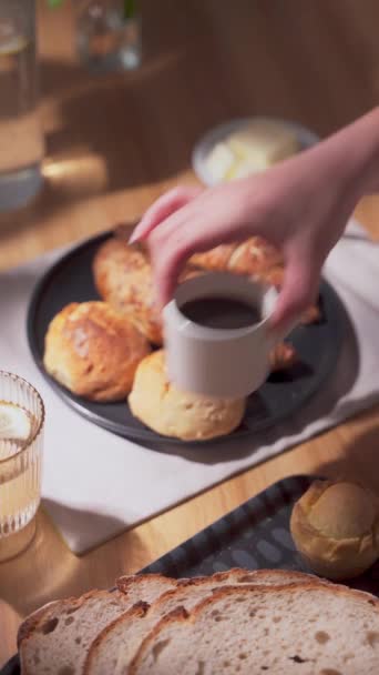 Kontinentales Frühstück Mit Sommerlicher Stimmung Hochwertiges Filmmaterial Schwenken Der Kamera — Stockvideo