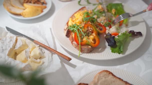 Κοντινό Πλάνο Του Τρως Τοστ Ομελέτα Και Λαχανικά Τουρσί Τραπέζι — Αρχείο Βίντεο