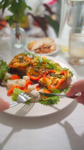 Detailní Záběr Jedení Toastu Míchaným Vejcem Nakládanou Zeleninou Stůl Bílým — Stock video