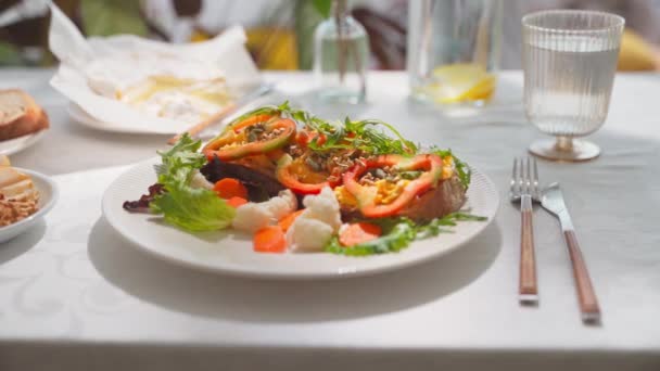 Detailní Snídaňový Toast Míchaným Vejcem Paprikou Rukolou Nakládaným Květákem Mrkví — Stock video