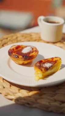 Geleneksel Portekiz tatlısı pastel de nata 'dan bir parça alan kadın. Yüksek kalite 4k görüntü, dikey video, eğim kamera hareketi