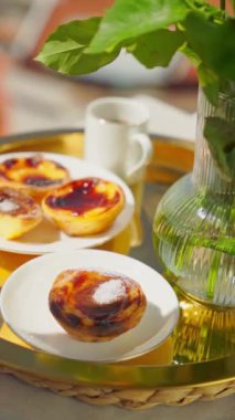  Altın tepside geleneksel Portekiz tatlı pastel de nata. Yüksek kalite 4k görüntü, dikey video, yatay kamera hareketi dikey video.