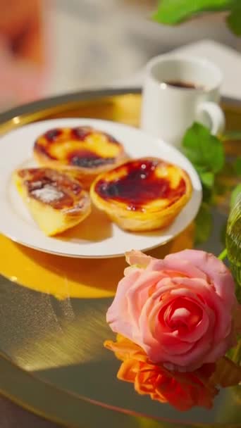 Традиционный Португальский Десерт Pastel Nata Золотом Подносе Высококачественные Кадры Вертикальное — стоковое видео
