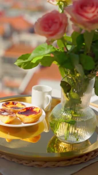 Traditioneel Portugees Dessert Pastel Nata Een Gouden Dienblad Hoogwaardige Beelden — Stockvideo