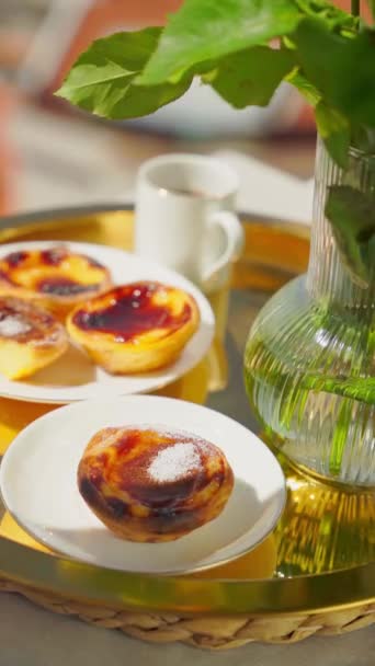 Sobremesa Tradicional Portuguesa Pastel Nata Uma Bandeja Dourada Imagens Alta — Vídeo de Stock
