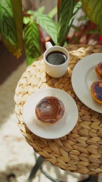 Pastel Nata Και Καφέ Ένα Στρογγυλό Τραπέζι Του Καφέ Μια — Αρχείο Βίντεο