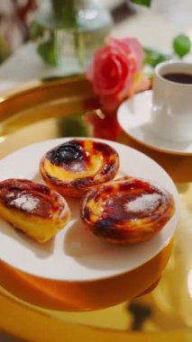  Altın tepside geleneksel Portekiz tatlı pastel de nata. Yüksek kalite 4k görüntü, dikey video, pan kamera hareketi dikey video.