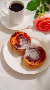 Geleneksel Portekiz tatlısı pastel de nata alan bir kadın. Yüksek kalite 4k görüntü, dikey video, pan kamera hareketi.