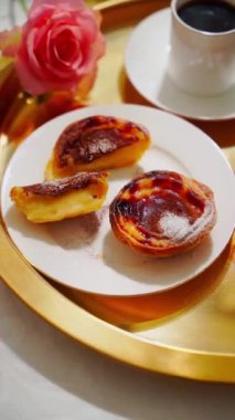  Altın tepside geleneksel Portekiz tatlı pastel de nata. Yüksek kalite 4k görüntü, dikey video, pan kamera hareketi dikey video.