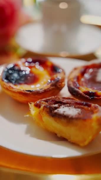 Altın Tepside Geleneksel Portekiz Tatlı Pastel Nata Yüksek Kalite Görüntü — Stok video