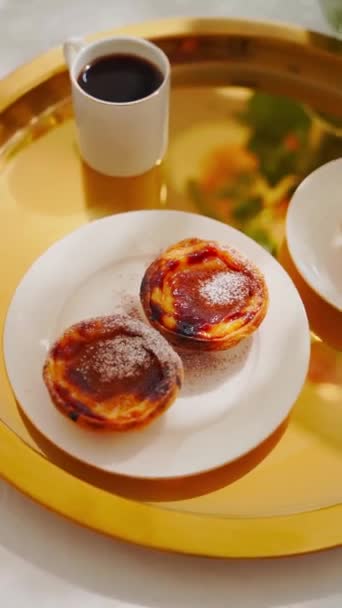 Traditionell Portugisisk Dessert Pastel Nata Guldbricka Högkvalitativ Film Vertikal Video — Stockvideo