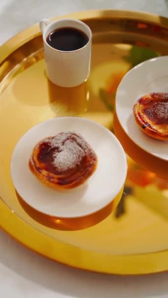Kvinna Som Tar Bit Traditionell Portugisisk Dessert Pastel Nata Högkvalitativ — Stockvideo