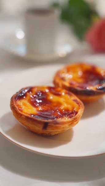 Παραδοσιακό Πορτογαλικό Επιδόρπιο Παστέλ Nata Λευκό Πιάτο Υψηλής Ποιότητας Πλάνα — Αρχείο Βίντεο