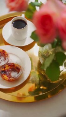 Geleneksel Portekiz tatlısı pastel de nata alan bir kadın. Yüksek kalite 4k görüntü, dikey video, pan kamera hareketi.