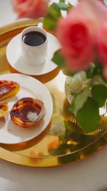 Traditioneel Portugees Dessert Pastel Nata Een Gouden Dienblad Hoogwaardige Beelden — Stockvideo