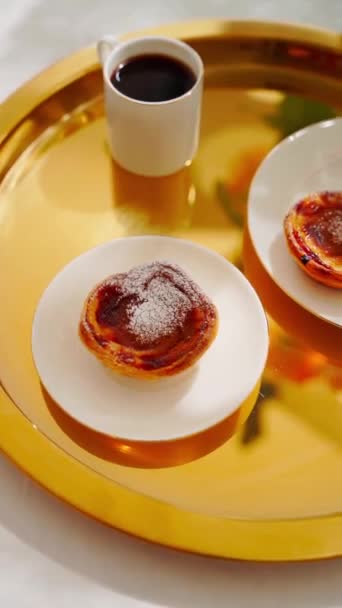 Donna Che Prende Pezzo Tradizionale Portoghese Dessert Pastello Nata Filmati — Video Stock