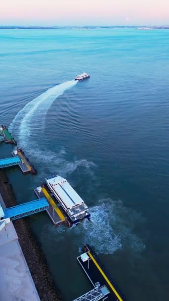 Barco Rebocador Atravessa Rio Tejo Pôr Sol Imagens Alta Qualidade — Vídeo de Stock