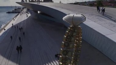 Portekiz, Lizbon 'daki Belem' deki MAAT müzesinin önünde Joana Vasconcelos 'un dev nişan yüzüğünün üzerinde uçuyor. Yüksek kalite 4k görüntü
