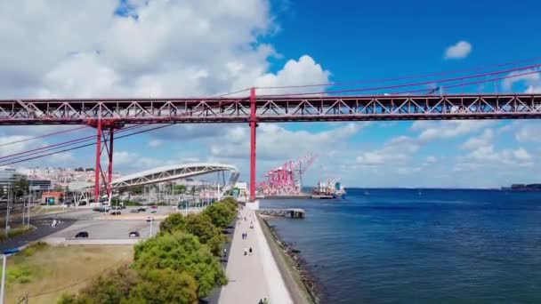 葡萄牙里斯本25 Abril桥的空中景观 大桥连接里斯本市和塔格斯河左岸的阿尔马达市4K段 — 图库视频影像