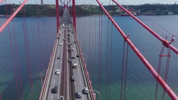 Drohnenblick Auf Den Autoverkehr Auf Der Brücke Ponte Abril Lissabon — Stockvideo