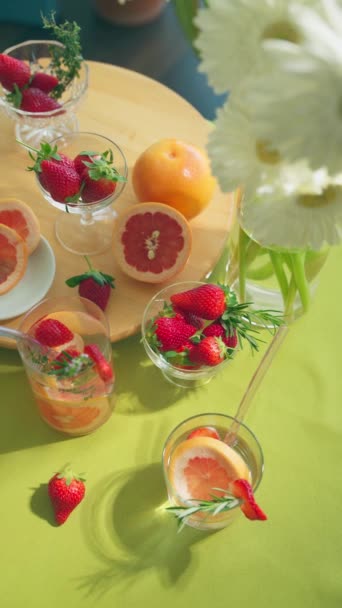 Glasses Grapefruit Strawberries Water Table Green Tablecloth Refreshing Summer Drinks — Αρχείο Βίντεο