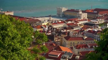 Güzel Günbatımı Manzarası Lisbons 'un kırmızı kiremit çatıları, Prcaca do Comercio ve Tejo Nehri Saint Jorge Şatosu Castelo de Sao Jorge' den. Kamera hareketi eğiliyor. Yüksek kalite 4k görüntü