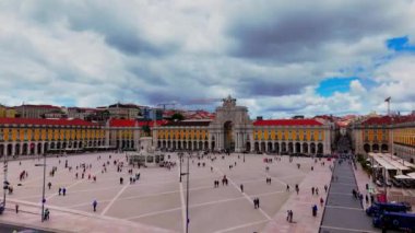 Lizbon, Portekiz: Güneşli bir günde ünlü Augusta Kemeri, Ticaret Meydanı ve Tagus Nehri manzarası. Kabarık bulutlu destansı bir gökyüzü. Yüksek kalite 4k görüntü