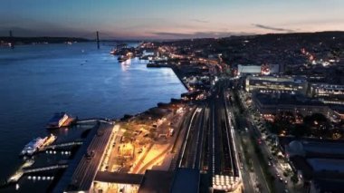 Geceleri Lizbon Eski Şehir Skyline ve Tagus Nehri 'ni aydınlatırdı. Mavi Saat. Portekiz. Hava görüntüsü. Drone İleri Uçuyor. Yüksek kalite 4k görüntü