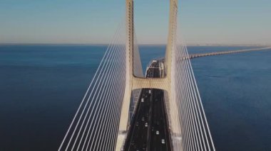 Portekiz, Lizbon 'daki Tagus Nehri' ni geçen Vasco da Gama köprüsünün hava görüntüsü. Yüksek kalite 4k görüntü
