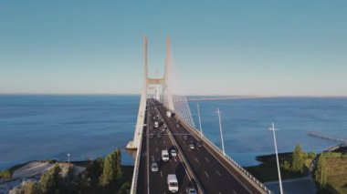 Portekiz, Lizbon 'daki Tagus Nehri' ni geçen Vasco da Gama köprüsünün hava görüntüsü. Yüksek kalite 4k görüntü