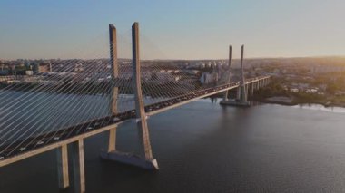 Portekiz, Lizbon 'daki Tagus Nehri' ni geçen Vasco da Gama köprüsünün günbatımı görüntüsü. Yüksek kalite 4k görüntü